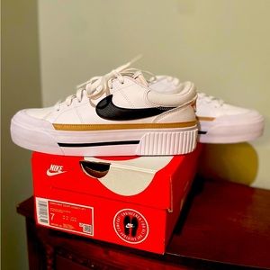 Nike Legacy Court Lift